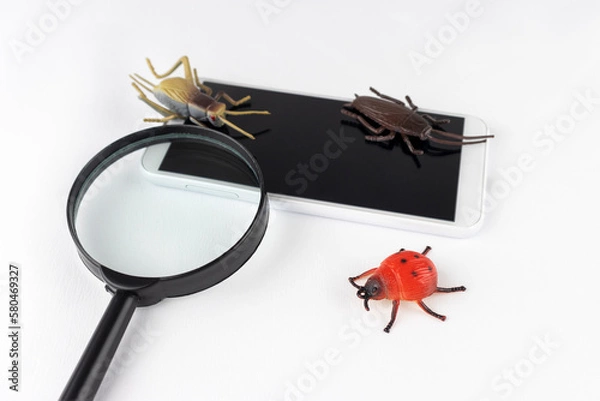 Fototapeta 昆虫の玩具と虫眼鏡とスマートフォン。バグの調査イメージ