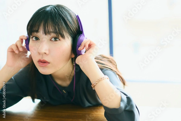 Obraz ヘッドホンをした女性 ポートレイト
