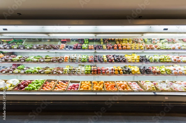 Obraz Półka z owocami w supermarkecie