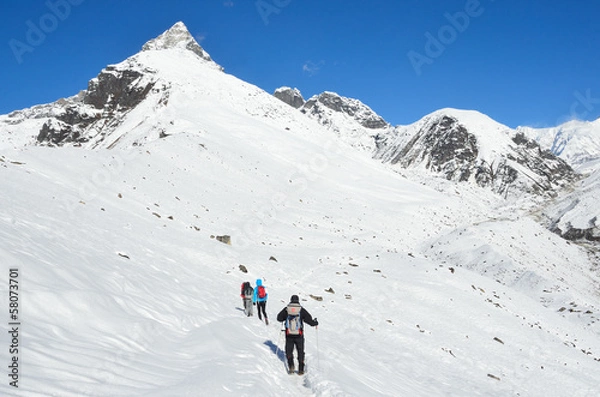 Fototapeta Непал, треккинг в Гималаях, туристы на тропе