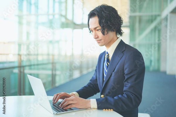 Obraz パソコンで作業をするビジネスマン