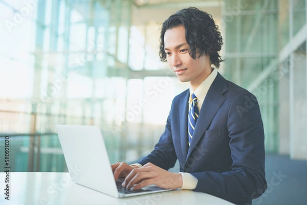 Fototapeta パソコンで作業をするビジネスマン