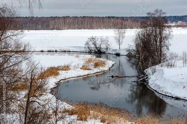 Fototapeta The bend of the spring river in March