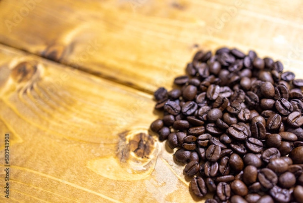 Obraz 自家焙煎のコーヒー豆とテーブル