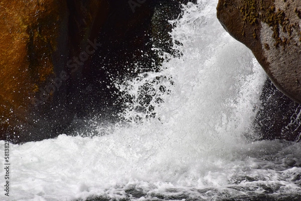 Obraz water flowing into the river