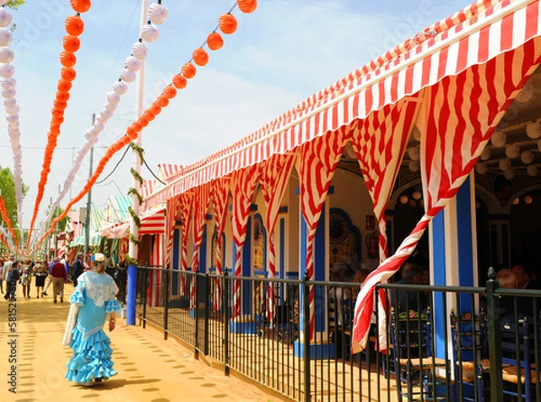 Obraz Mujer con traje de gitana paseando por el real de la feria. Feria de Abril, Feria de Sevilla, Fiestas en España. 