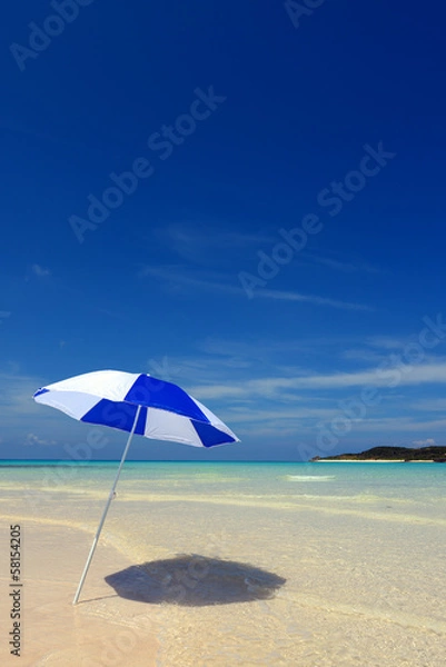 Fototapeta 沖縄の美しいビーチとパラソル