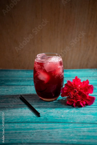 Obraz Agua de jamaica fría con una flor.
