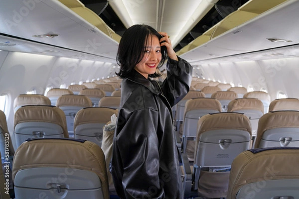 Obraz 旅の始まりにワクワクする女性