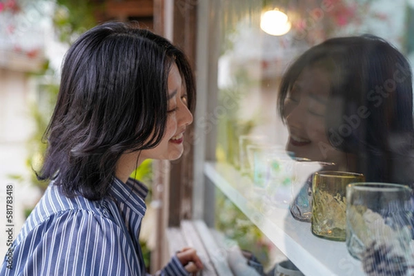 Obraz やちむん通りを散策する旅行中の女性５