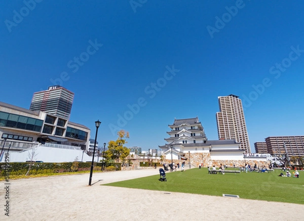 Obraz 兵庫県尼崎市 快晴の尼崎城址公園と中央図書館