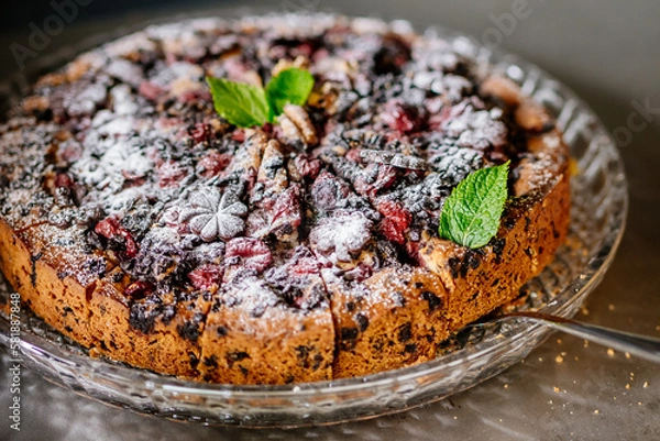 Obraz Beerenkuchen mit Kirschen, Himbeeren, Heidelbeeren, Johannisbeeren, Brombeeren und Minze