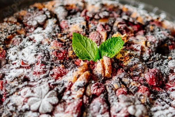Obraz Beerenkuchen mit Kirschen, Himbeeren, Heidelbeeren, Johannisbeeren, Brombeeren und Minze