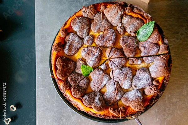 Obraz Russischer Zupfkuchen mit Schokoladenteig in Herzform, Minze und Puderzucker als hausgemachter Kuchen bei Hochzeitsbuffet