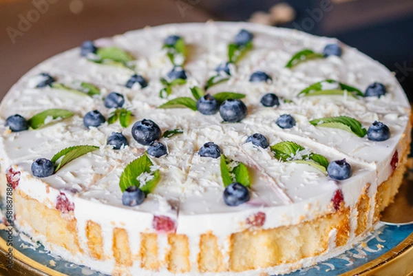 Obraz Heidelbeerkuchen mit Minze und Kokosraspeln 