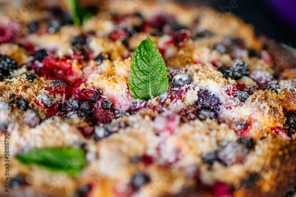 Obraz Beerenkuchen mit Kirschen, Himbeeren, Heidelbeeren, Johannisbeeren, Brombeeren und Minze