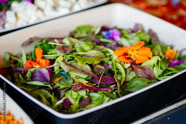 Obraz Grüner Blattsalat mit essbaren Blumen in einer Schale