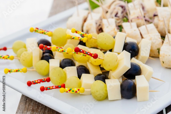 Obraz Grüne und blaue Weintrauben mit Gouda Käse am Spieß