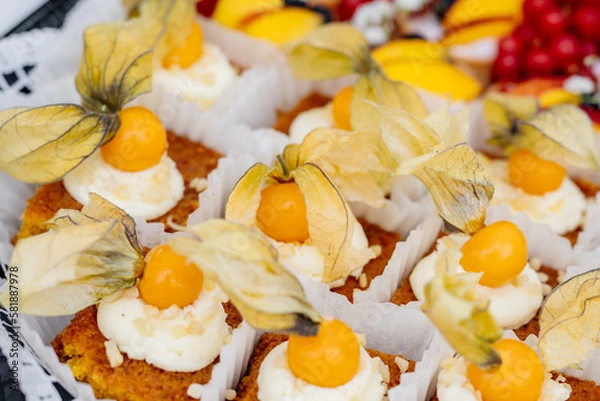Obraz Muffins dekoriert mit Physalis auch genannt Kapstachelbeere oder Andenbeere in Nahaufnahme
