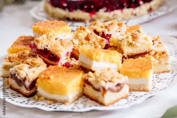 Fototapeta Streuselkuchen mit Kirschfüllung als Blechkuchen in Nahaufnahme