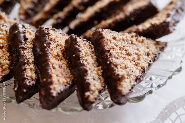 Obraz Nussecken mit Schokolade auf Glasplatte angerichtet beim Kuchenbuffet
