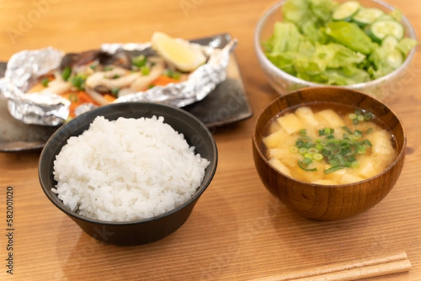 Fototapeta 夕食に鮭のホイル焼き定食
