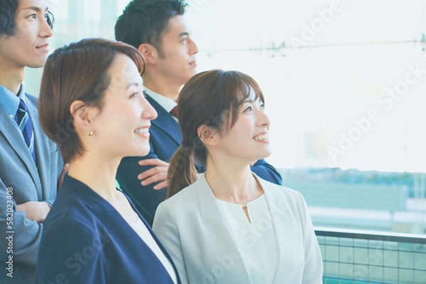 Obraz 遠くを見つめるビジネスマン　日本人　チーム