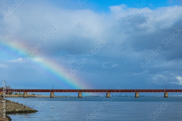 Fototapeta 日本　京都府宮津市にある京都丹後鉄道の虹のかかった由良川橋梁