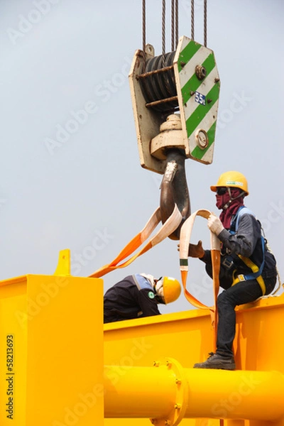 Fototapeta worker setting the lifting belt