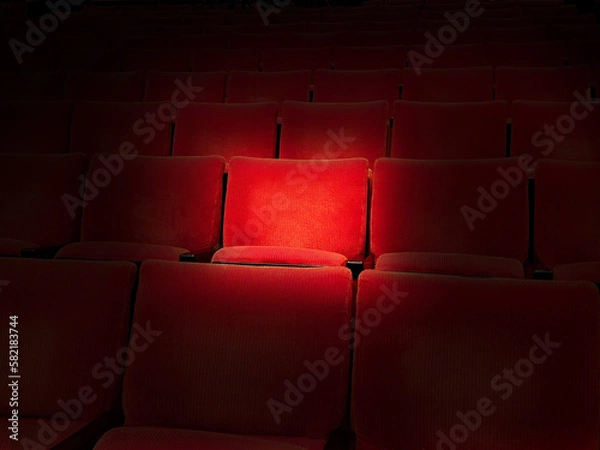 Obraz 映画館のスポットライトで浮かぶ赤の座席
