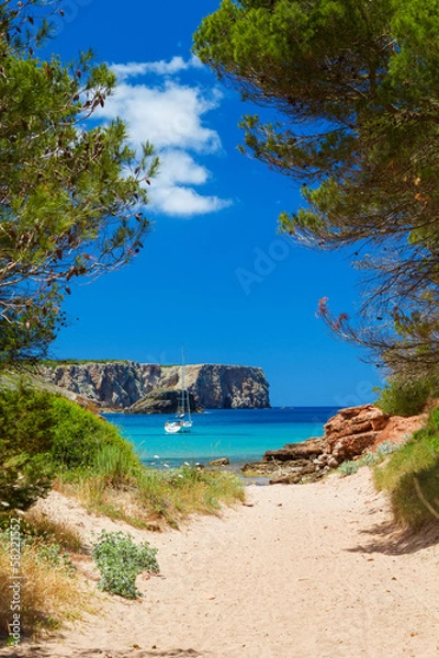 Obraz Widok na Cala Algaiarens z piaszczystej ścieżki na plażę