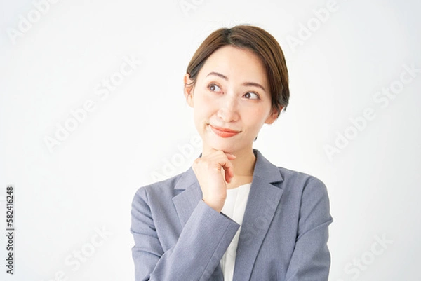 Fototapeta 想像するビジネスウーマン　カメラ目線　白背景