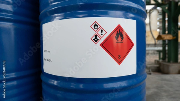 Obraz A 200 liter drum mounted with a chemical hazard warning label displays a level three red label indicating flammable liquids that can ignite.