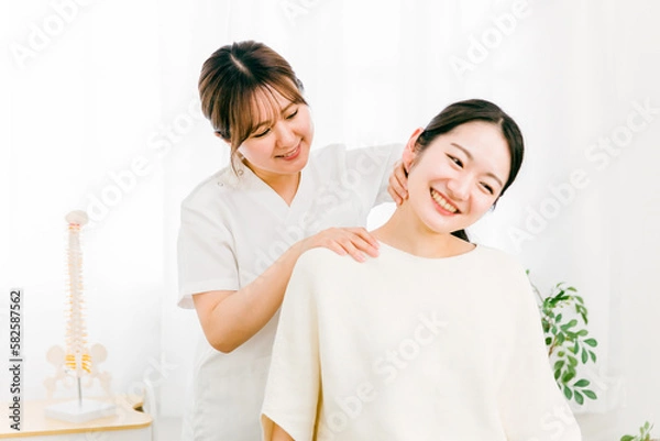 Fototapeta 首・頭のマッサージをする整体師の女性と患者（ストレートネック・首こり・鞭打ち）
