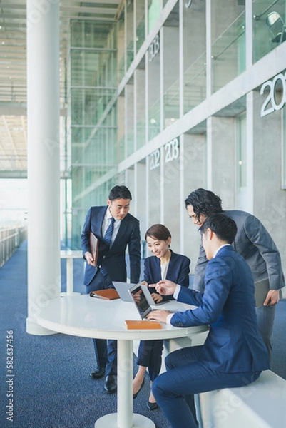 Obraz オフィスでミーティングをするビジネスマンの男女
