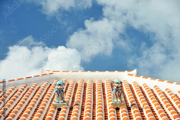 Obraz 沖縄県小浜島　青空とシーサーと赤瓦の屋根