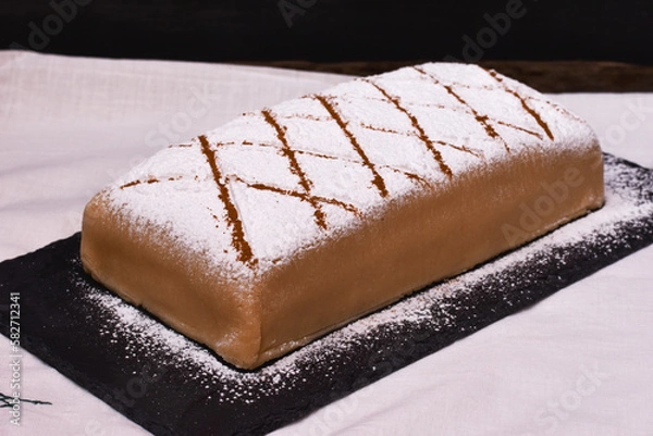 Fototapeta Tarta con capas de bizcocho y crema cubiertas de mazapán con azúcar glas por encima. Ponche segoviano, postre típico en Segovia, España. 