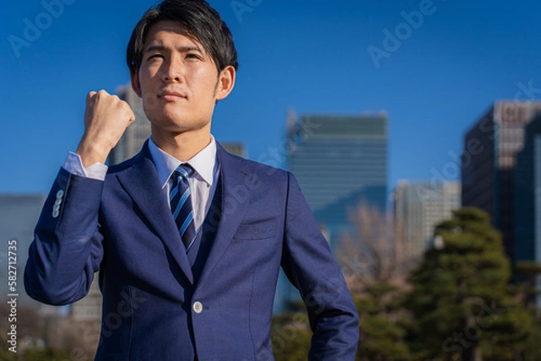 Fototapeta ガッツポーズの若いビジネスマン