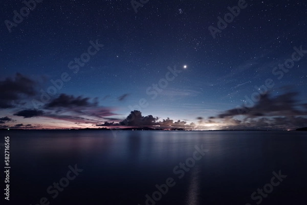 Obraz 沖縄県小浜島トゥマールビーチから見た夜明け前の星空