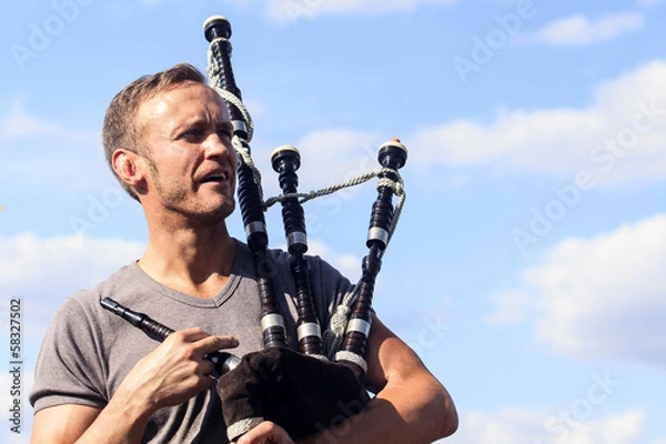 Obraz Mann hält einen Dudelsack