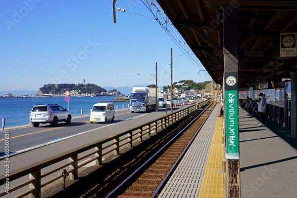 Fototapeta 快晴の海が目前に広がる江ノ電・鎌倉高校前駅

