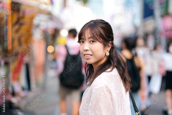 Fototapeta 笑顔の若い女性のクローズアップ