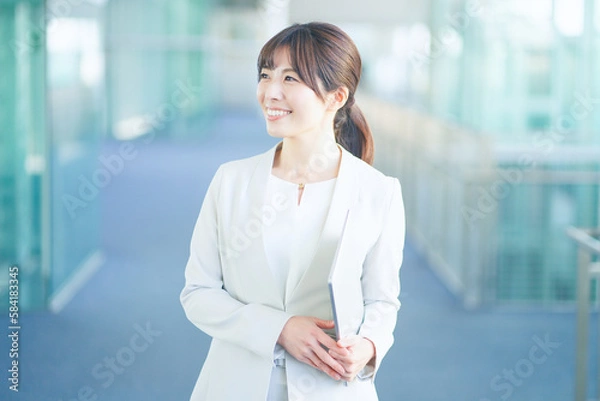 Fototapeta オフィスで働くスーツを着た女性