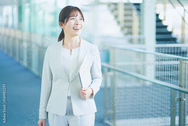 Fototapeta オフィスで働くスーツを着た女性