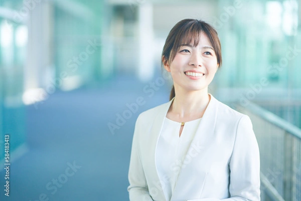 Obraz オフィスで働くスーツを着た女性