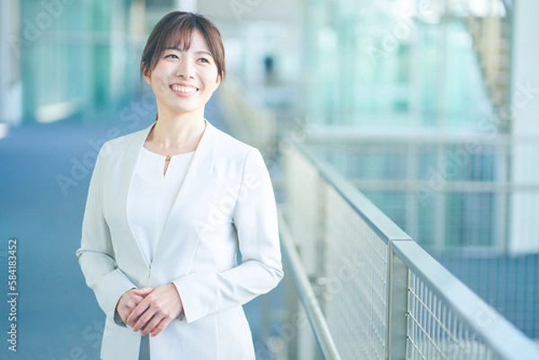 Obraz オフィスで働くスーツを着た女性