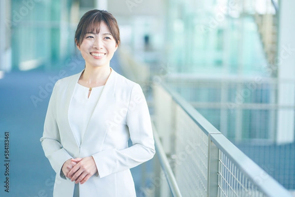 Obraz オフィスで働くスーツを着た女性