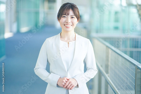 Fototapeta オフィスで働くスーツを着た女性