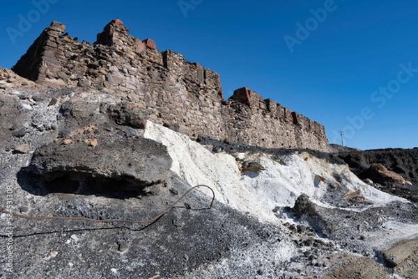 Fototapeta Old brick walls and mounds of mine tailings and on the path leading to the old mine site where BHP was founded in Broken Hill, New South Wales, Australia.