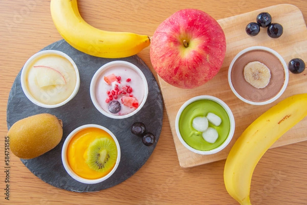 Fototapeta テーブルの上に置かれたフルーツとアイス